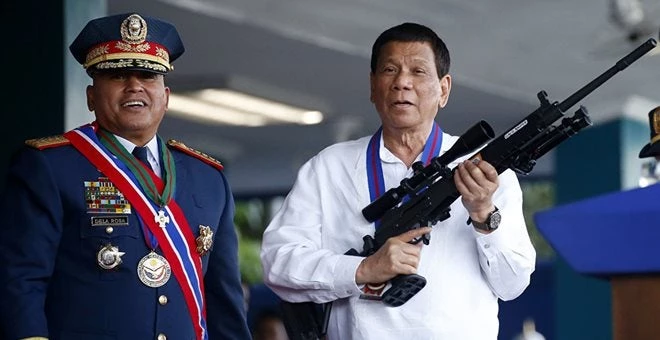 «Πυροβολήστε ο ένας τον άλλον»: Ντουτέρτε προτρέπει το γιο του σε μονομαχία